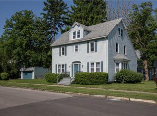 10 Stonehenge Rd, Rochester, NY 14609