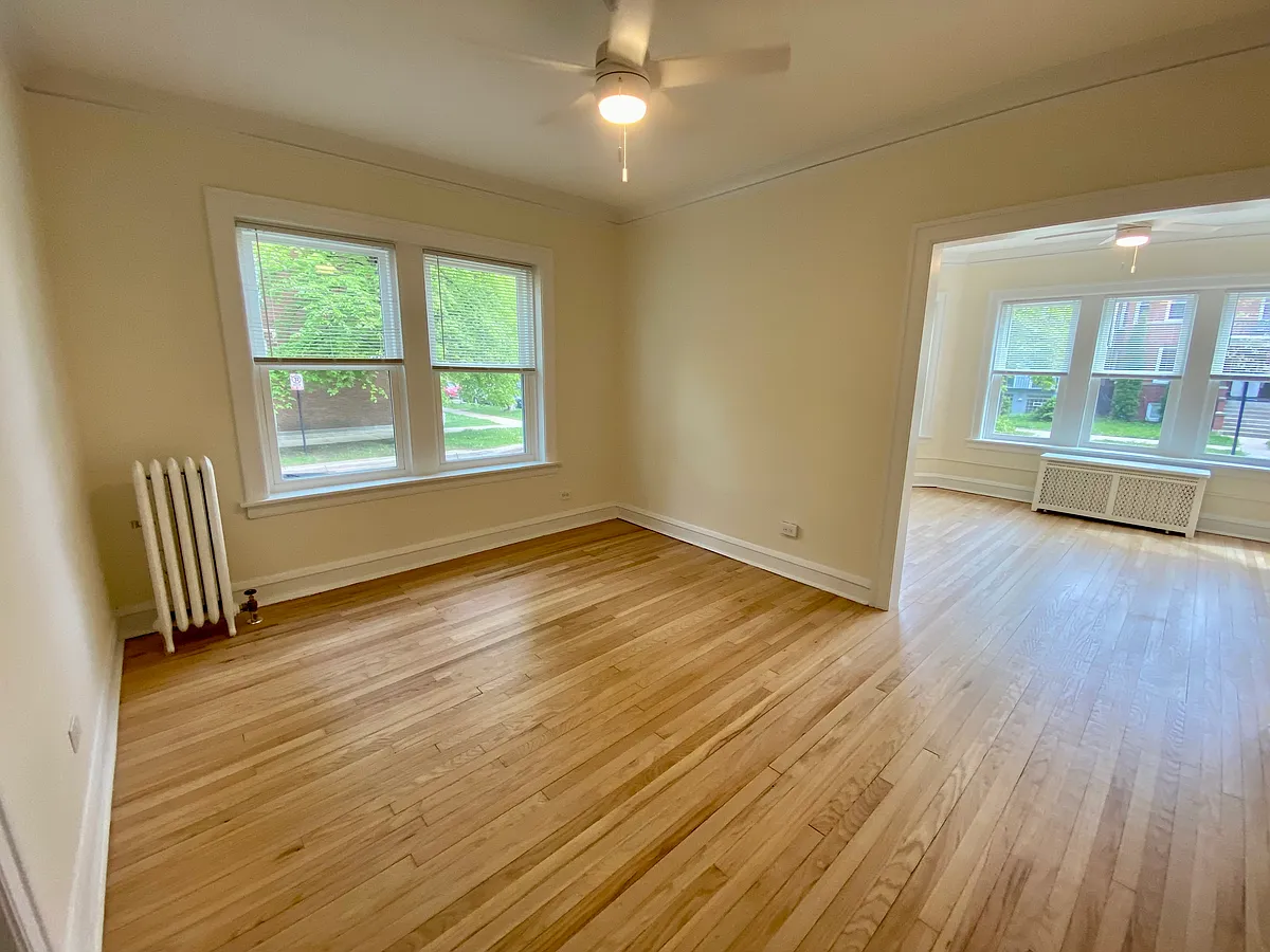 Dining room - 4900 W Hutchinson St