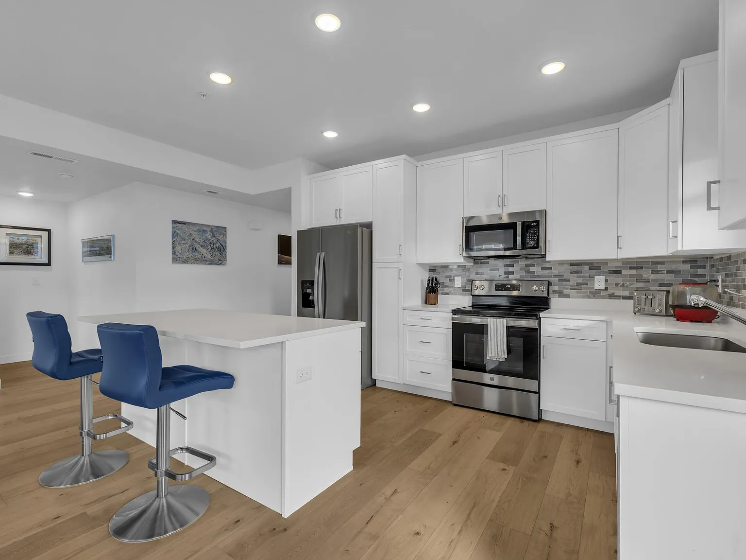 3 bed, 1700 sqft, $2,700 — Photo 4