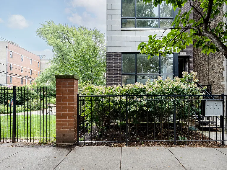 821 W Roscoe St #1 — Photo 1