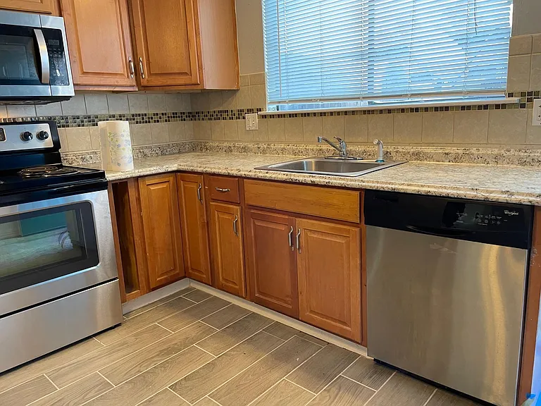 6401 Deihl Rd #202 — Photo 2