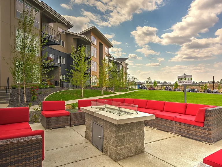 Fire Pit & Lounge