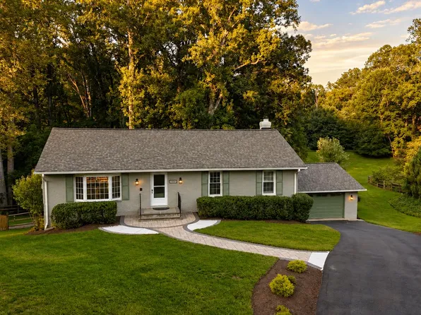 11600 Helmont Dr, Oakton, VA 22124