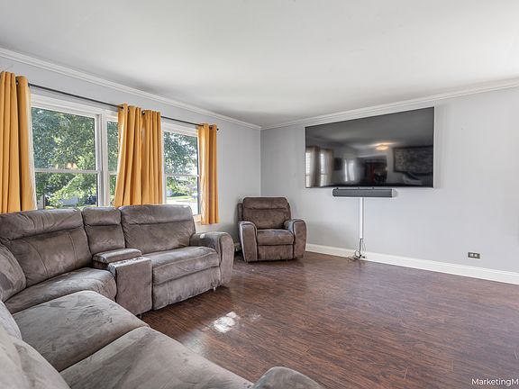 4th image of 490 Heather Ln