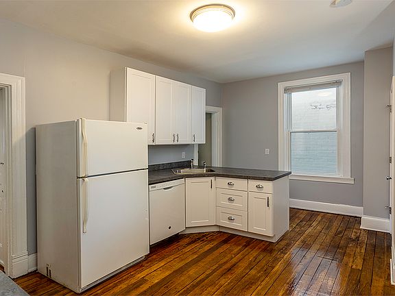3rd image of 527 Riddle Rd