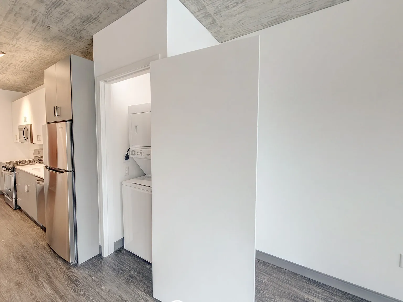1 bed, 633 sqft, $2,686 — Photo 2
