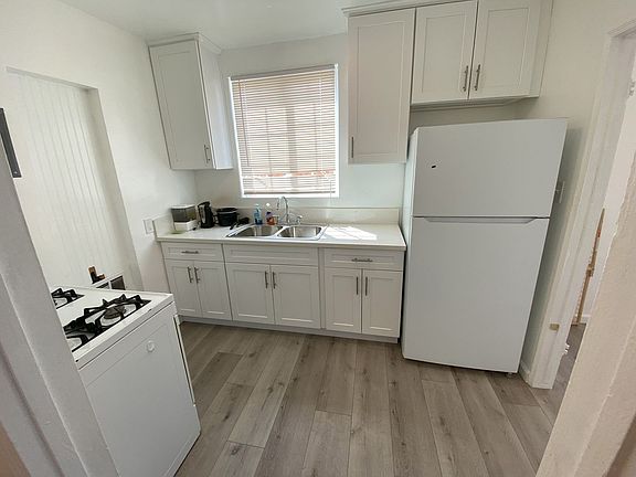 4th image of 7716 California Ave #B