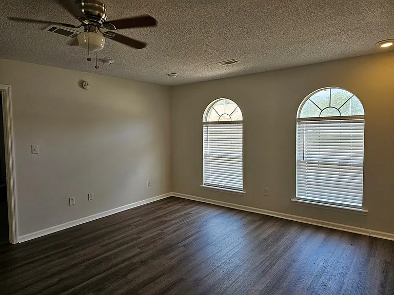 811-811 University Ave — Photo 5