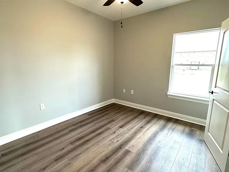 130 Liberty Dr — Photo 16