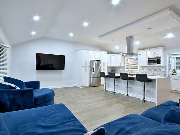 2nd image of 185 Courtenay Ln