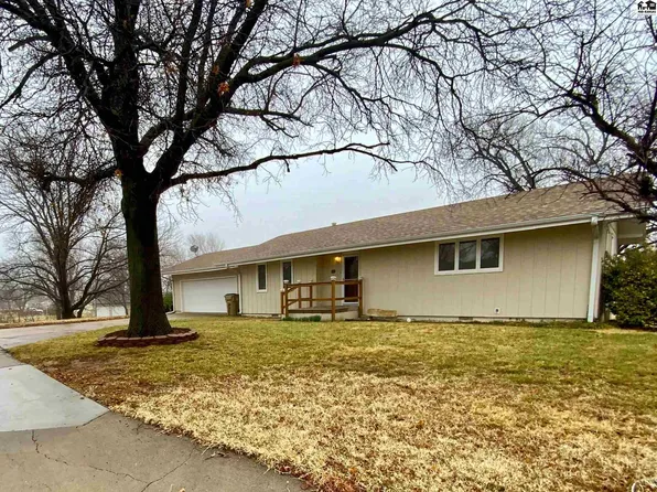 320 Sunflower Dr, Lyons, KS 67554