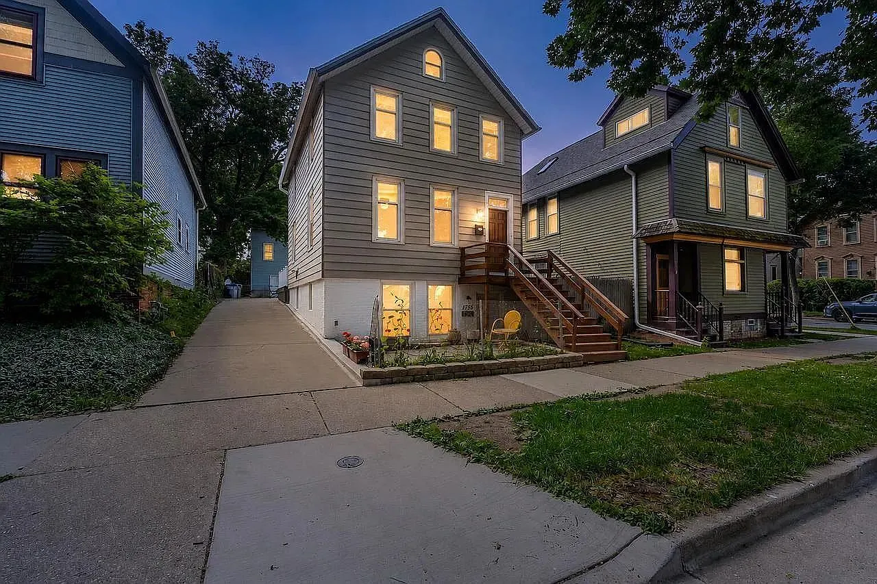 3 bed, 1.5 bath, 1978 sqft, $2,495 — Photo 3