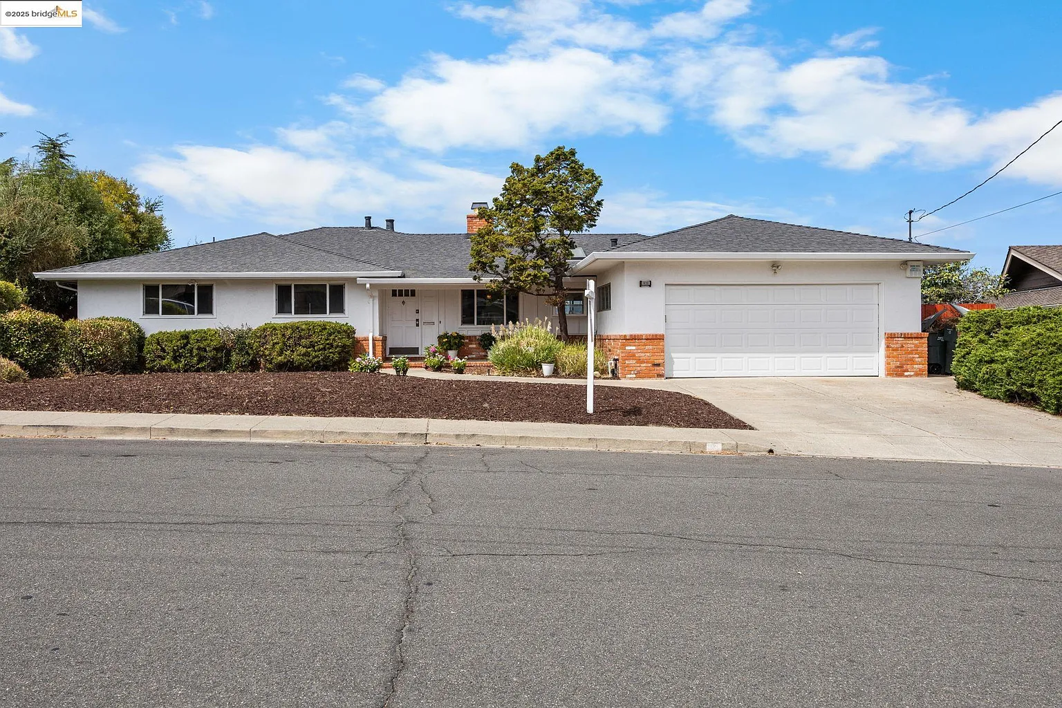 1834 Skyview Dr photo 1