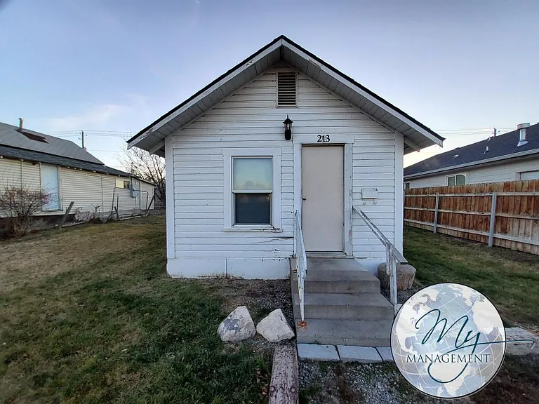 213 7th Ave S — Photo 1