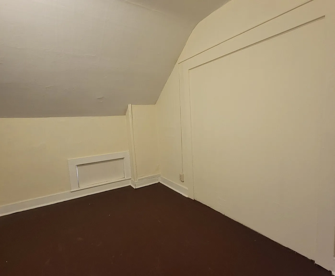 3 bed, 1.0 bath, 3389 sqft, $1,400 — Photo 4