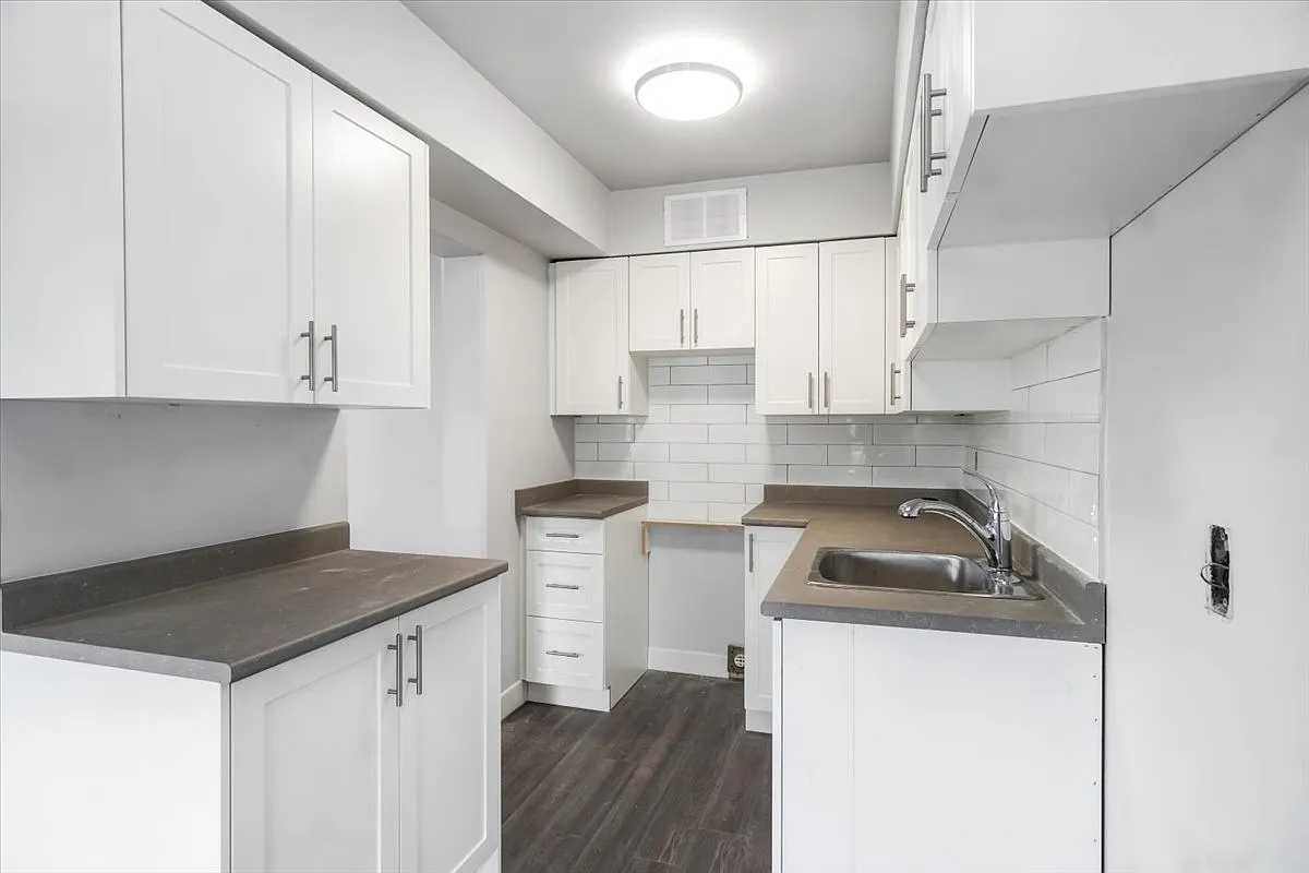 Hillcrest Manor Apartments — Photo 1