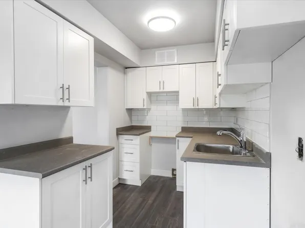 Hillcrest Manor Apartments, 1303 8th Ave, New Westminster, BC V3M 2S2