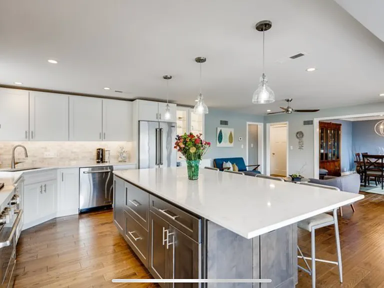 215 W Lake Shore Dr — Photo 2