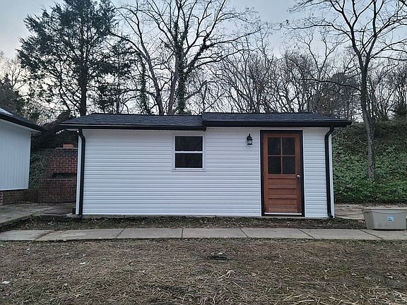 GARAGE WITH ELECTRIC