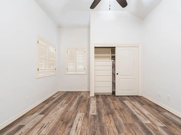 585 E Chesapeake Cir — Photo 17
