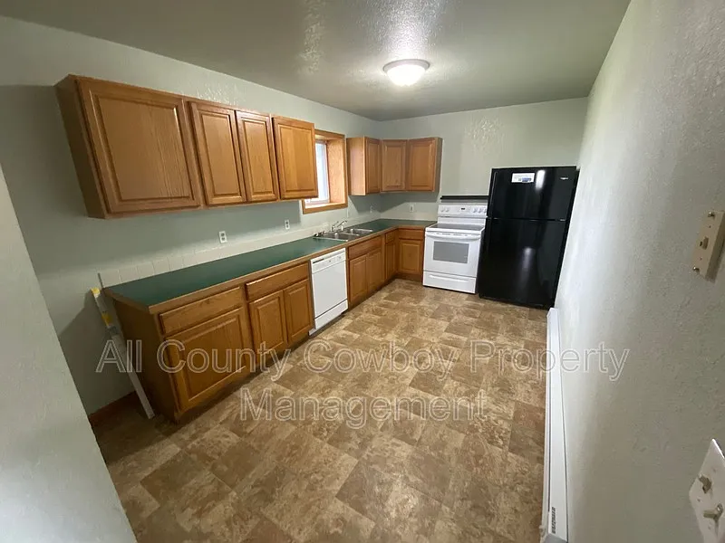 3 bed, 1.0 bath, 1500 sqft, $1,200 — Photo 2