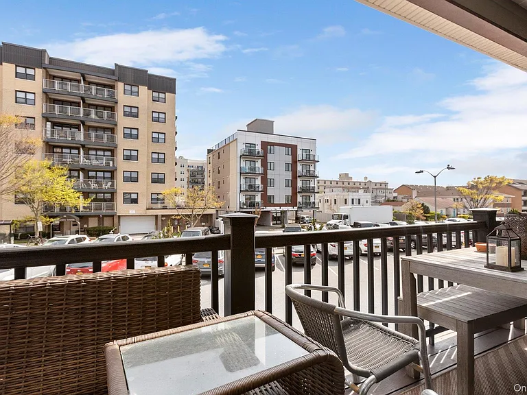 847B E Broadway — Photo 27