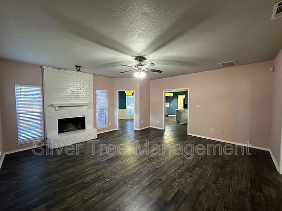 3rd image of 2240 Woodview Dr