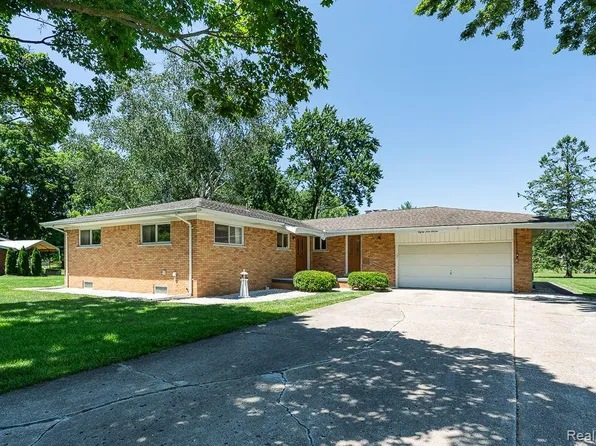 8911 Houghton Dr, Sterling Heights, MI 48314