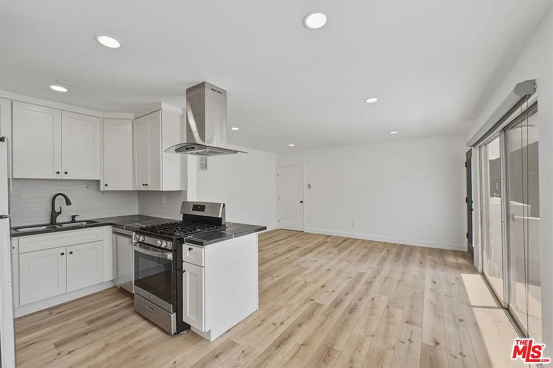 929 N Stanley Ave — Photo 1