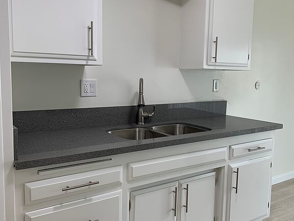 4th image of 2126 E Almont Ave #D