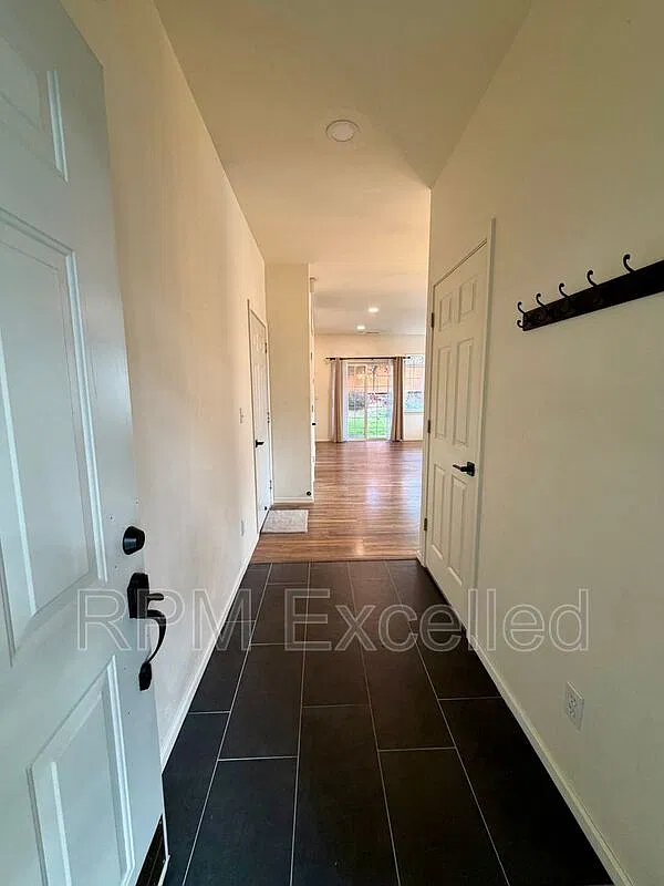 3 bed, 2.5 bath, 1451 sqft, $2,600 — Photo 3