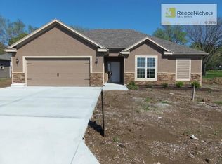 509 SW Station St, Oak Grove, MO 64075