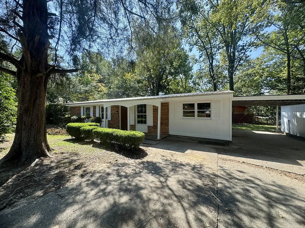 914 E Selma St — Photo 4