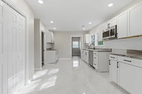 2053 Waverly Ave — Photo 7