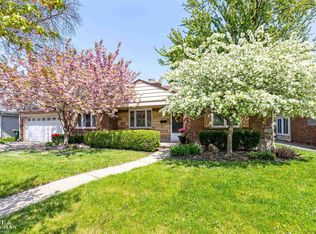 1572 Cook Rd, Grosse Pointe Woods, MI 48236