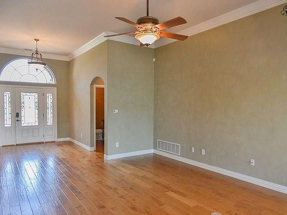 4th image of 3033 Cromwell Ave