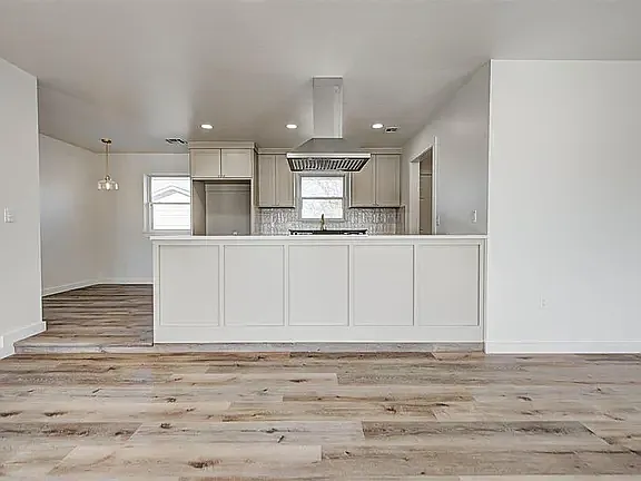 1605 S Broadway Ave — Photo 3