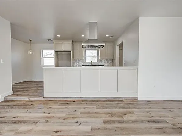 1605 S Broadway Ave, Moore, OK 73160