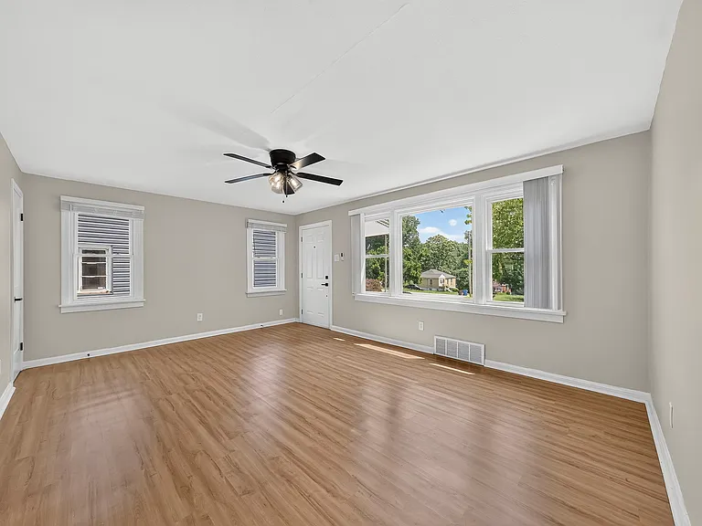 437 Warfield Ave — Photo 10