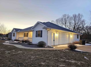 750 Sunset Dr, Waupaca, WI 54981