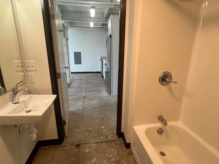 521 W 2nd Street - Leijona — Photo 36