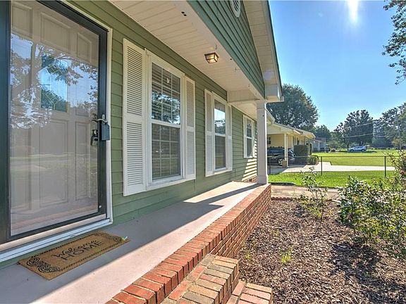 3rd image of 21 Fernwood Way NE