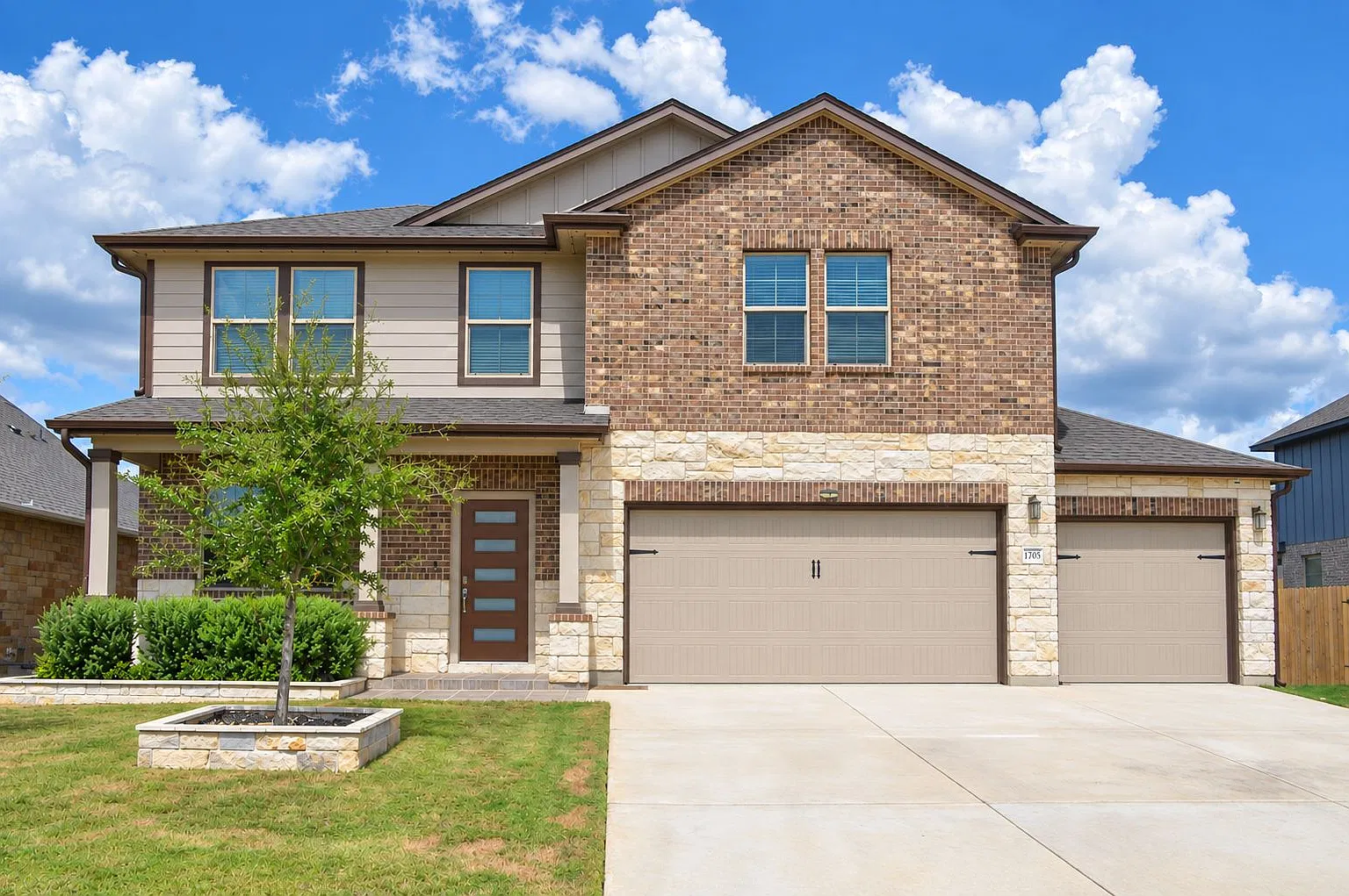 4 bed, 2.5 bath, 2303 sqft, $2,400 — Photo 1