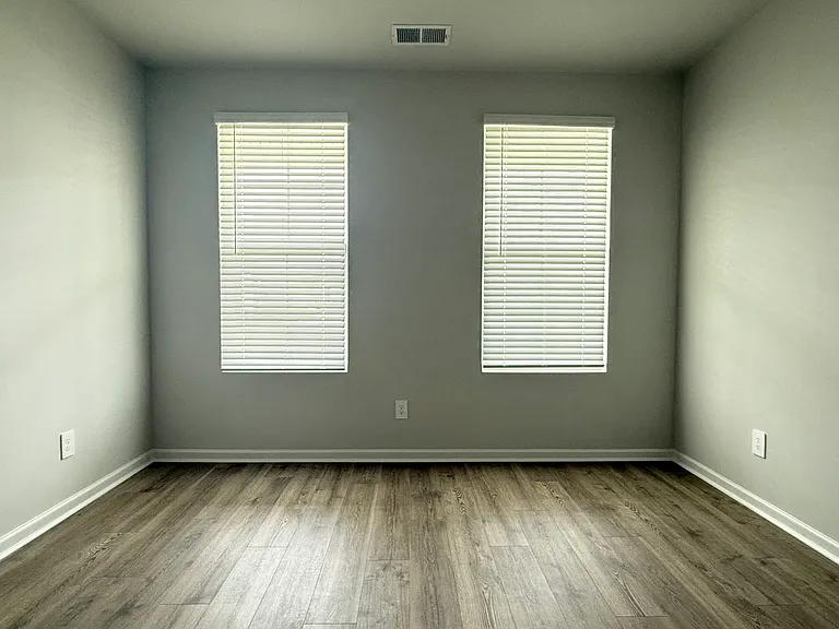 2042 Oak Pl — Photo 2