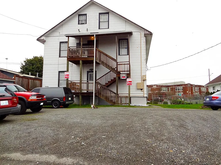 ES: 632 N State — Photo 14