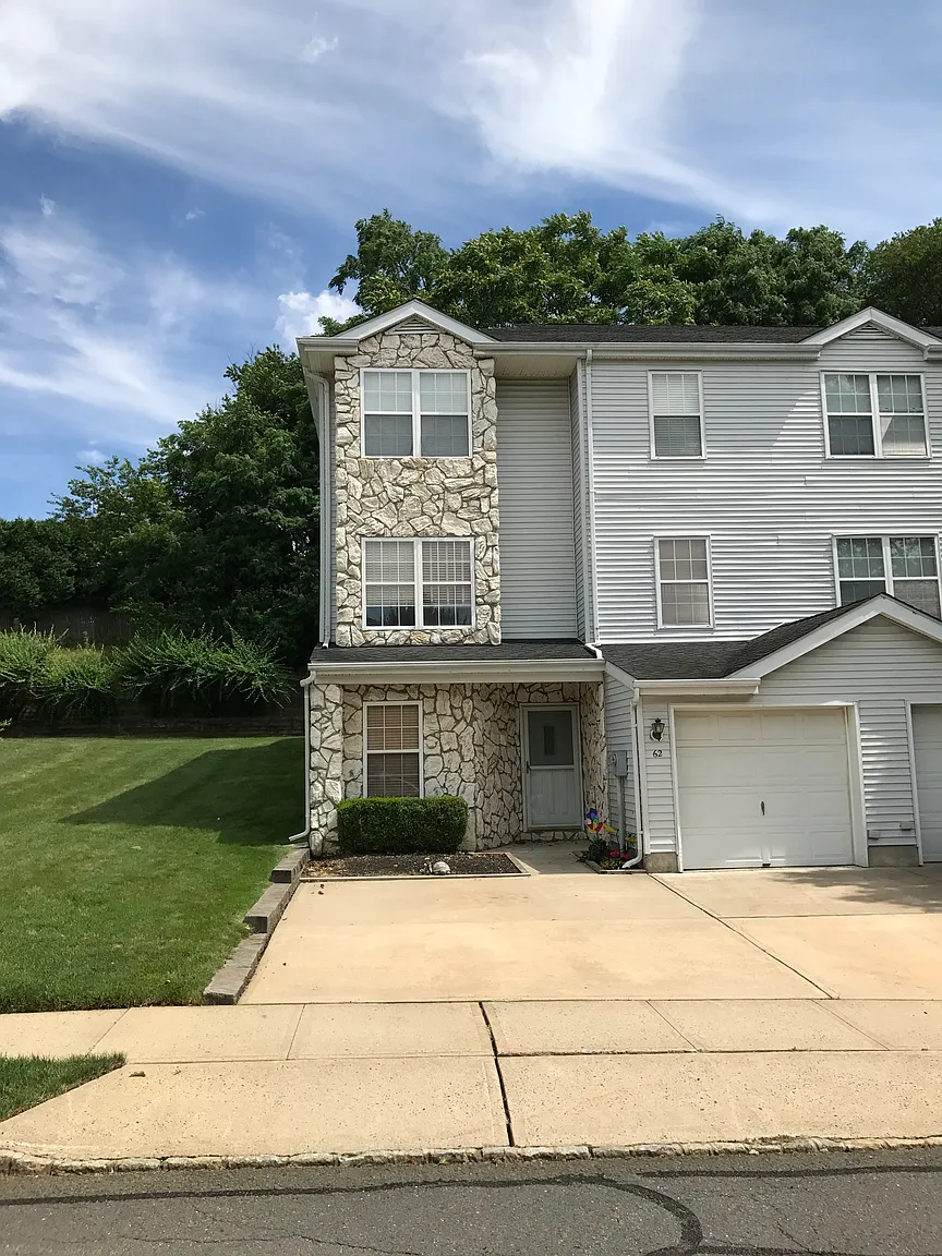 62 Sandhill Rd photo 1