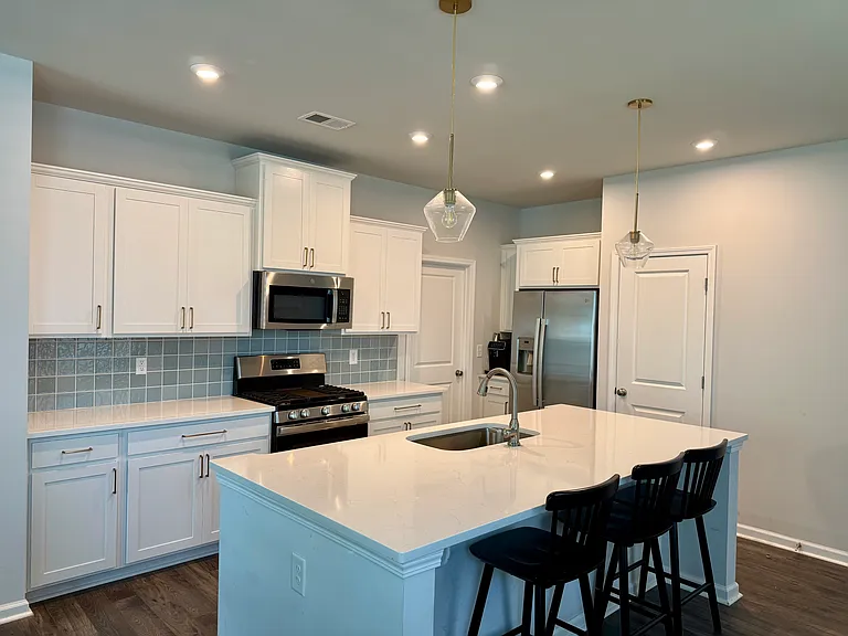 402 Poinsett Bridge Way — Photo 3