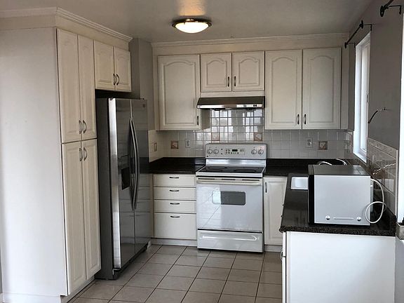 2nd image of 8 Lycett Cir
