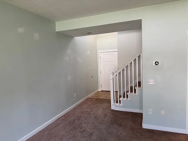 982 Chatham Dr N — Photo 4