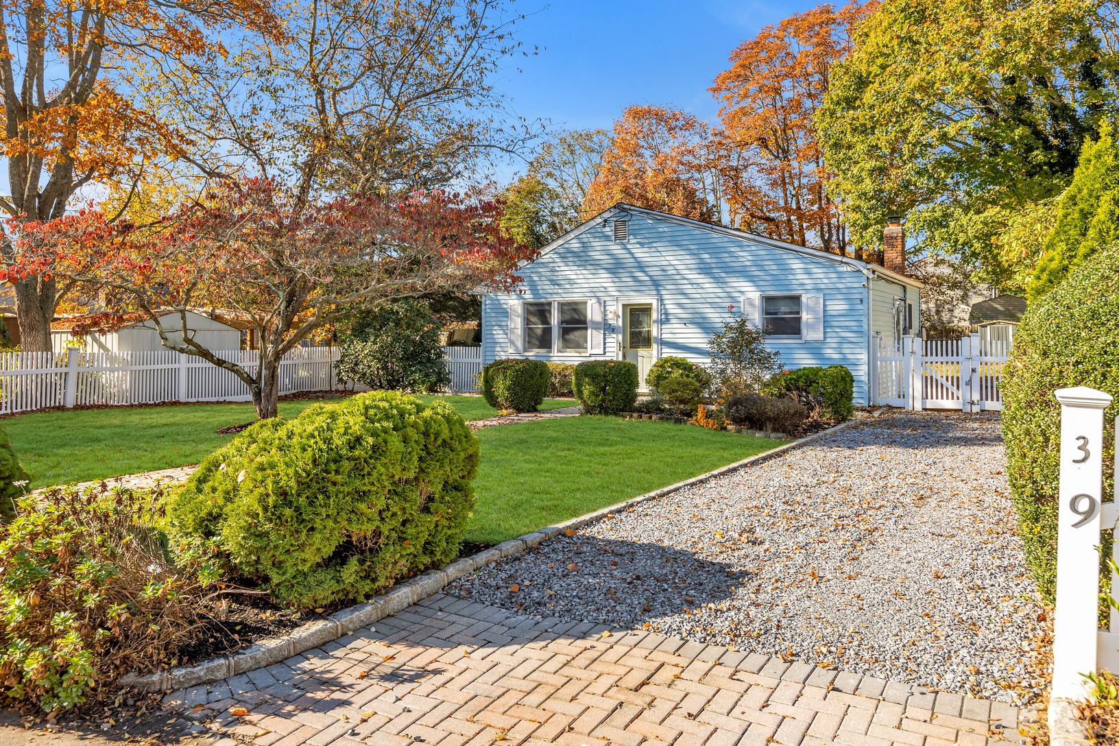  Lovely front yard with driveway